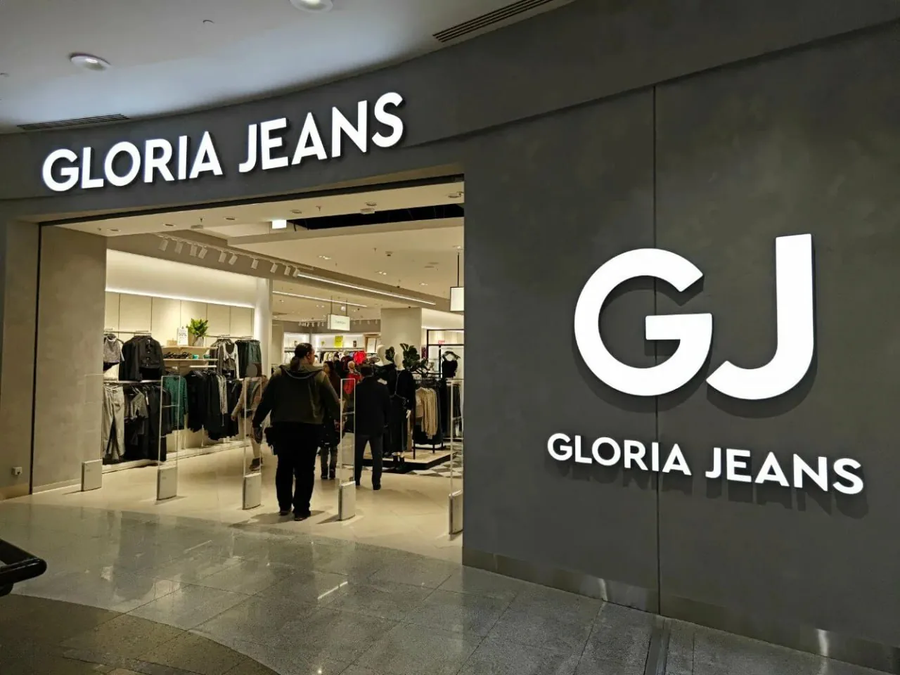 Сеть Gloria Jeans сокращает сеть на четверть из-за падения спроса и роста онлайн-торговли