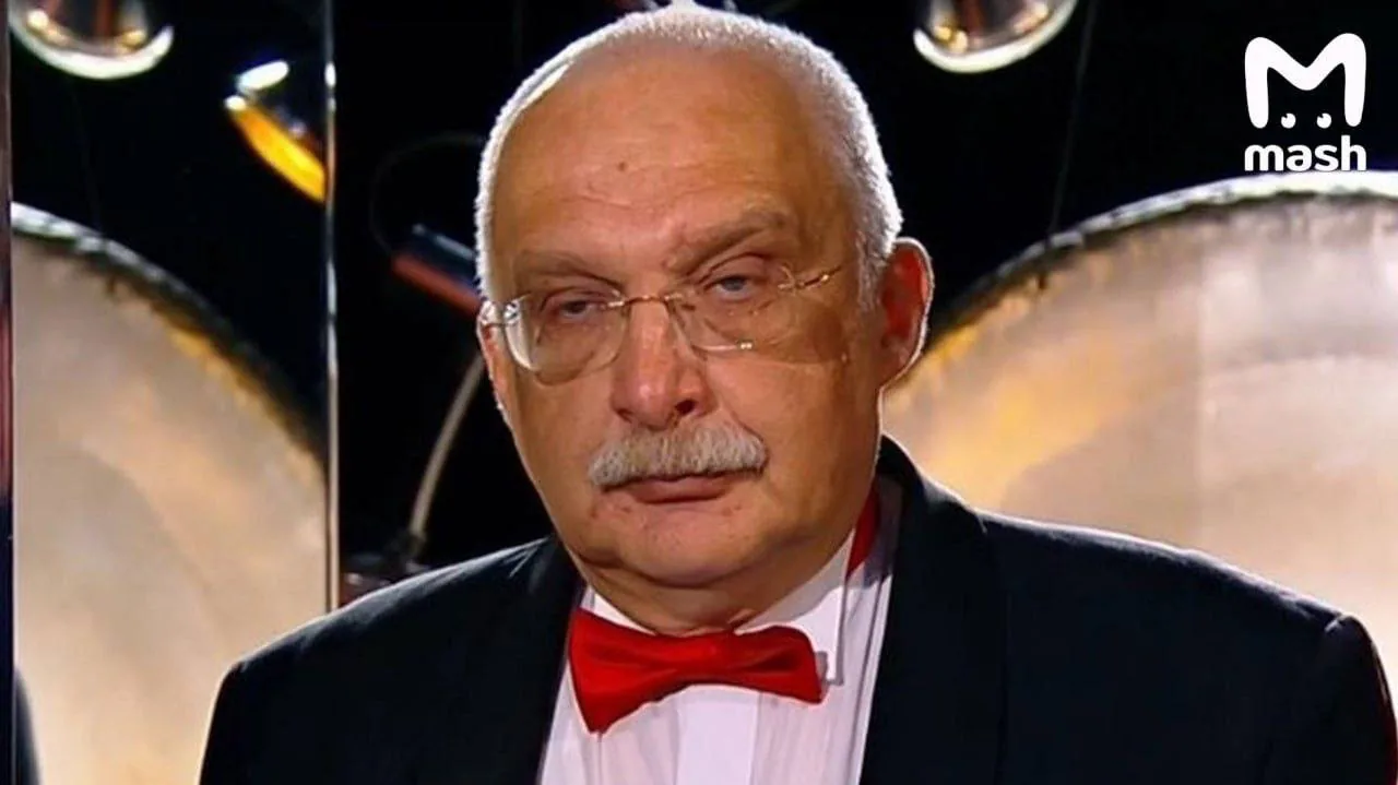 Александра Друзя могут лишить статуса ведущего «Что? Где? Когда?» из-за нарушения брендовых правил