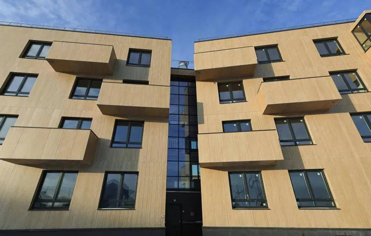 В России с апреля разрешили возводить пятиэтажные дома из дерева