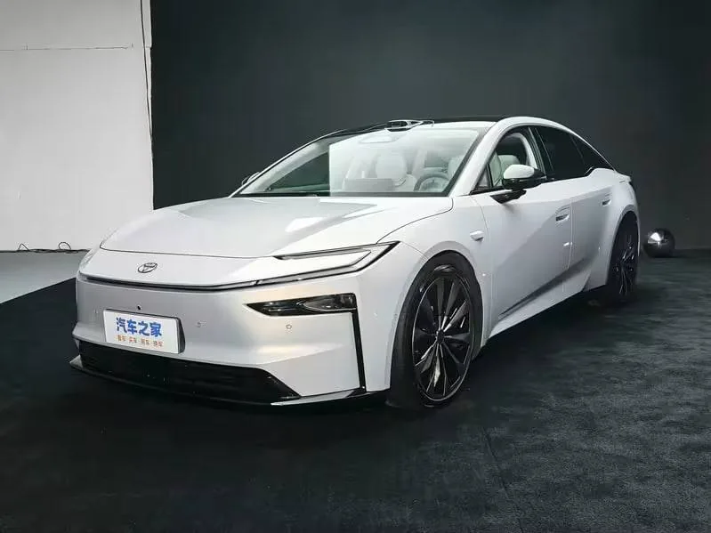 Toyota представила электрическую Camry с запасом хода до 700 км по цене от 1,7 млн рублей