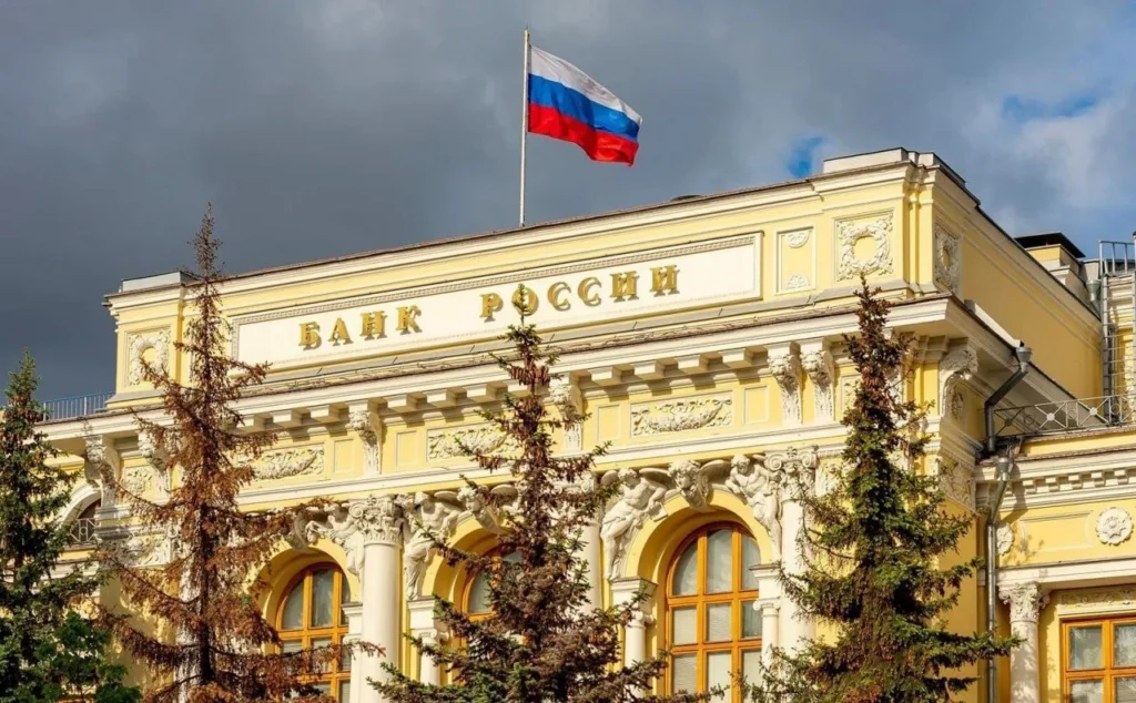Центробанк России в девятый раз подряд снизил ключевую ставку до 14,25%